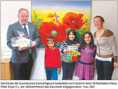 Die Kinder der Grundschule Emmertsgrund bedankten sich herzlich beim Stiftsdirektor Klaus- Peter Erpel (l.), der stellvertretend das Geschenk entgegennahm.